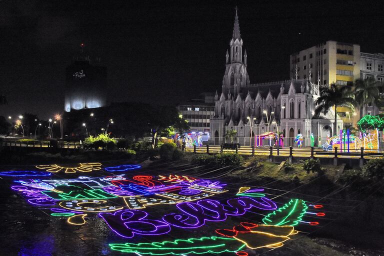 Pruebas técnicas del Alumbrado Navideño 'Cali, un Sorprendente Relato Popular'.