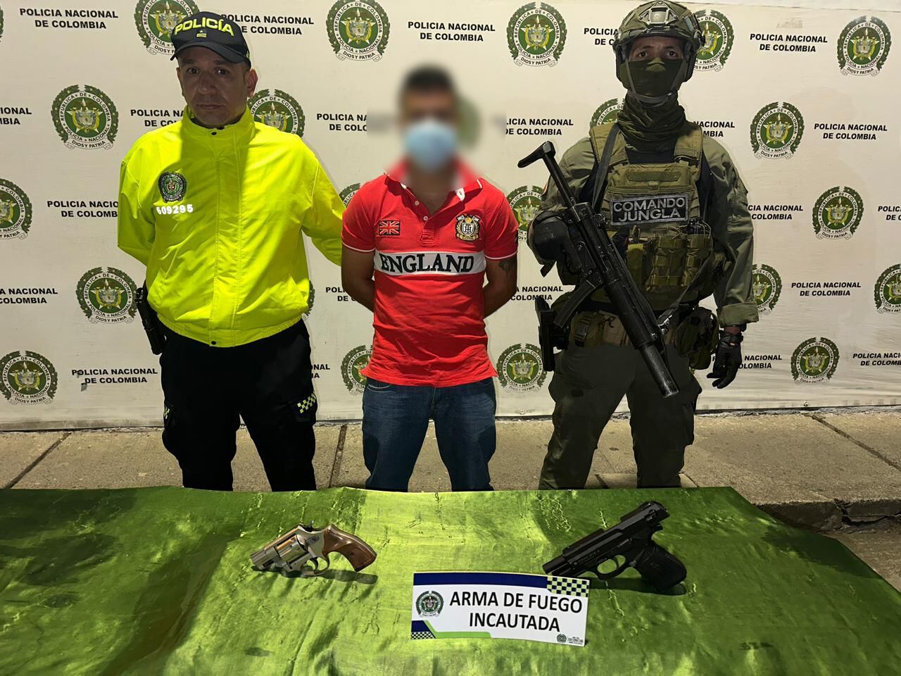 A esta persona se le incautó armamento en el momento de la captura.