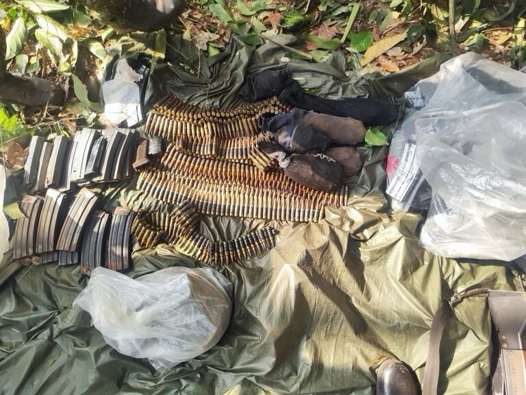 Material de guerra decomisado a las disidencias de las Farc en reciente bombardeo en el Guaviare.