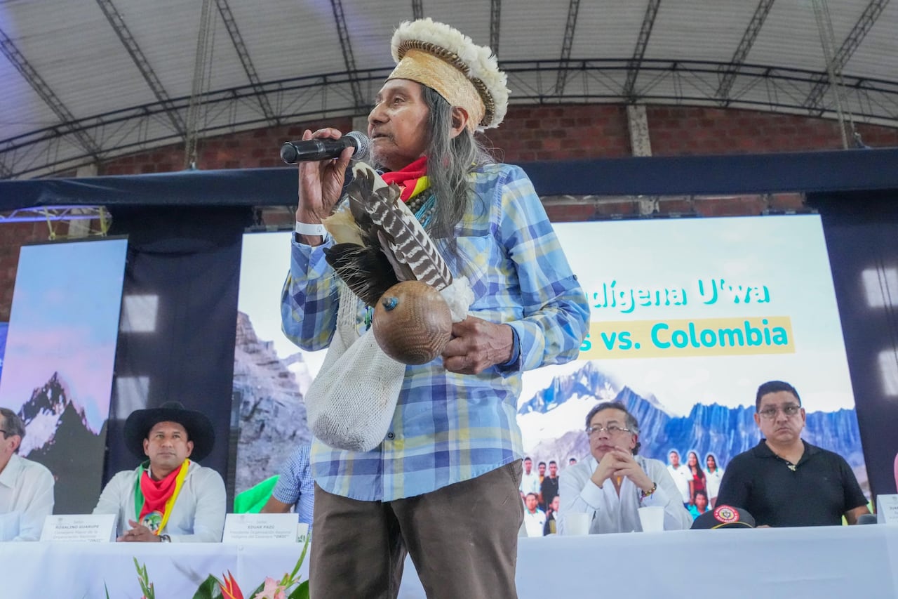 En un acto de reparación y reconocimiento por la lucha histórica de la nación U’wa, el Gobierno Nacional, liderado por el Presidente Gustavo Petro
, estuvo en Cubará, Boyacá, en el acto público de Reconocimiento de Responsabilidad Internacional en el caso “Pueblo U’wa y sus Miembros vs Colombia”, para ofrecer disculpas públicas y avanzar en el cumplimiento a la sentencia emitida por la Corte Interamericana de Derechos Humanos.