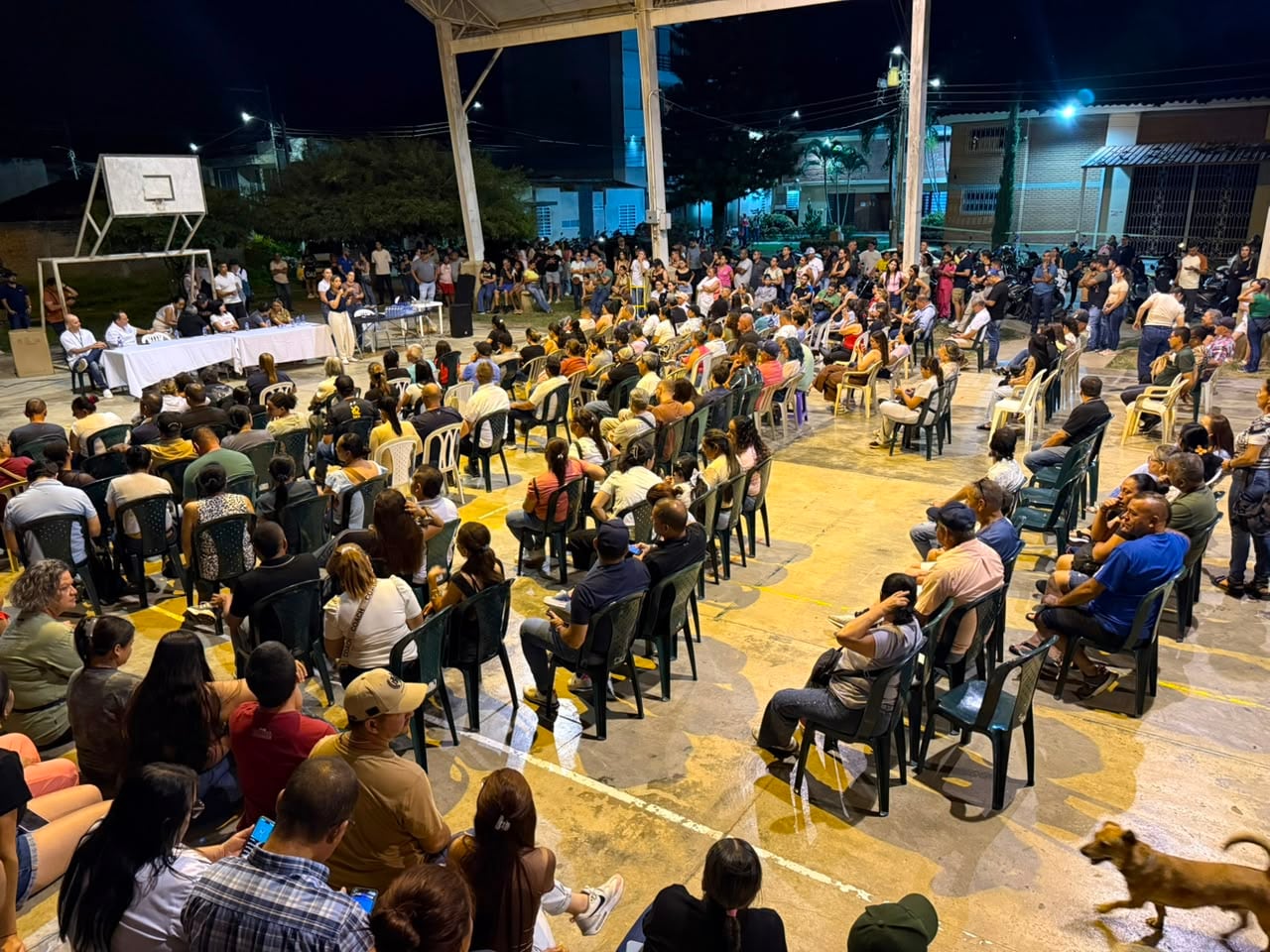 Habitantes locales, guiados por códigos QR de ubicación y redes sociales, buscan los nuevos puntos de venta improvisados para apoyar directamente a los empresarios locales