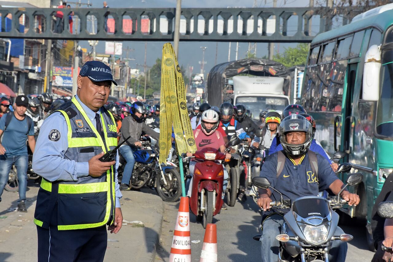 Continúan los trancones en la Vía Candelaria, esto debido al gran flujo de vehículos (Motos y Carros) que ingresan a Cali desde el Municipio Vecino, La comunidad reclama con urgencia la habilitación del nuevo puente y así poder lograr descongestionar esta importante vía. Cabe resaltar que los Agentes de tránsito están implementando medidas para lograr una mejor movilidad en el Sector.