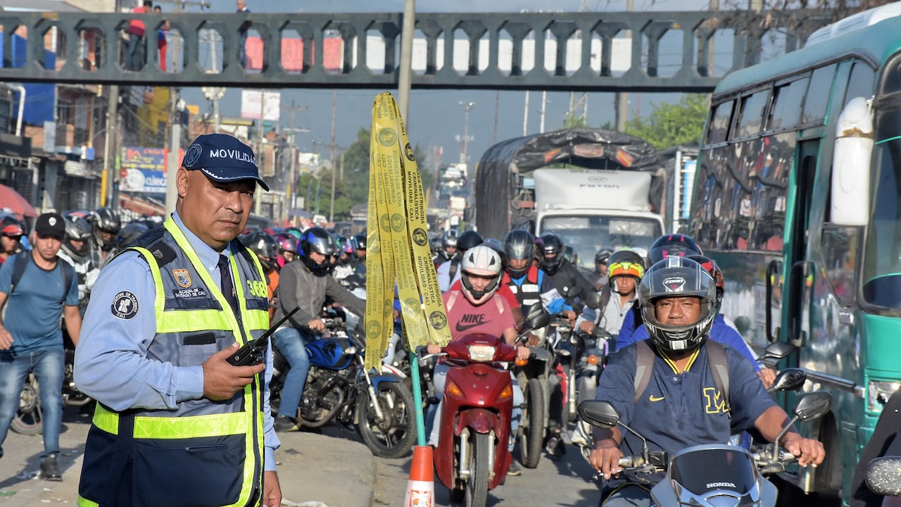 Continúan los trancones en la Vía Candelaria, esto debido al gran flujo de vehículos (Motos y Carros) que ingresan a Cali desde el Municipio Vecino, La comunidad reclama con urgencia la habilitación del nuevo puente y así poder lograr descongestionar esta importante vía. Cabe resaltar que los Agentes de tránsito están implementando medidas para lograr una mejor movilidad en el Sector.