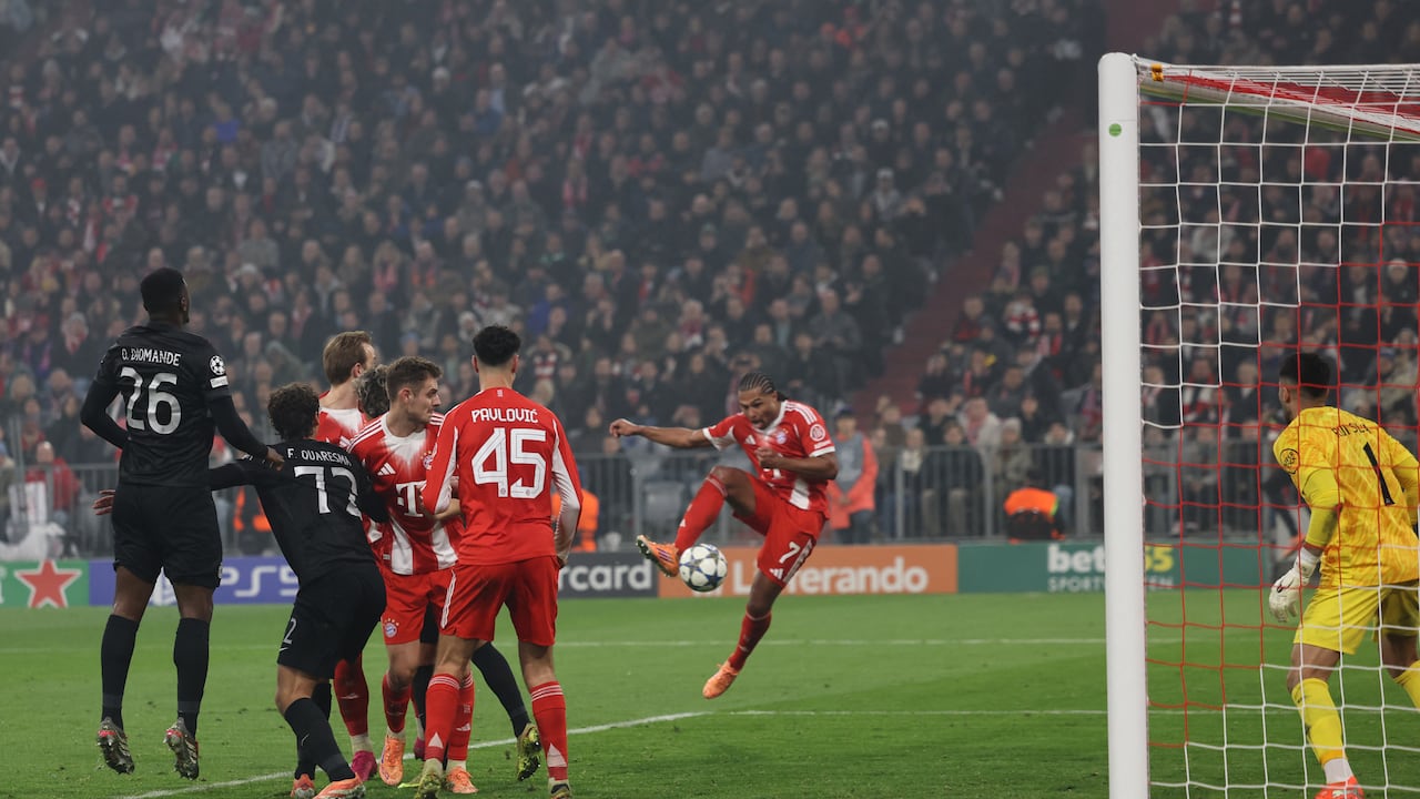 El delantero alemán #07 del Bayern Múnich, Serge Gnabry, anotó el gol del empate de su equipo durante el partido de la sexta jornada de la fase de liga de la UEFA Champions League entre el Bayern Múnich y el Sporting CP en Múnich, sur de Alemania, el 9 de diciembre de 2025. (Foto de Alexandra BEIER / AFP)