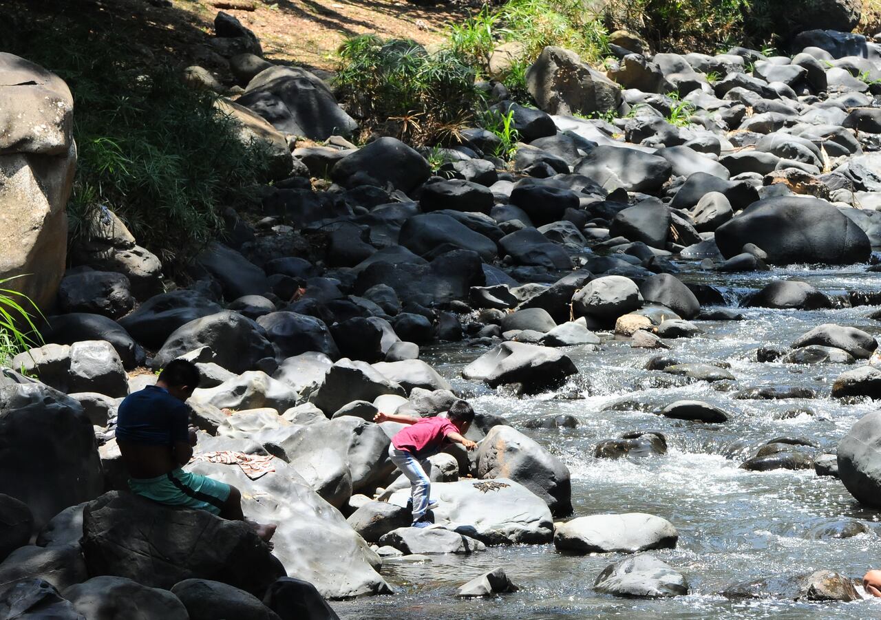 Cali: ( Rio Cauca) Disminución considerable del caudal del río Cali y Meléndez genera preocupación y toma de algunas medidas por parte de Emcali para evitar el suministro del preciado líquido en las laderas inicialmente. Foto José L Guzmán. El País. sept 21-23