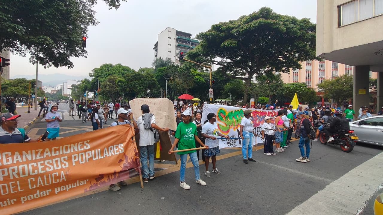Los manifestantes están en medio de la vía impidiendo el paso de los vehículos.