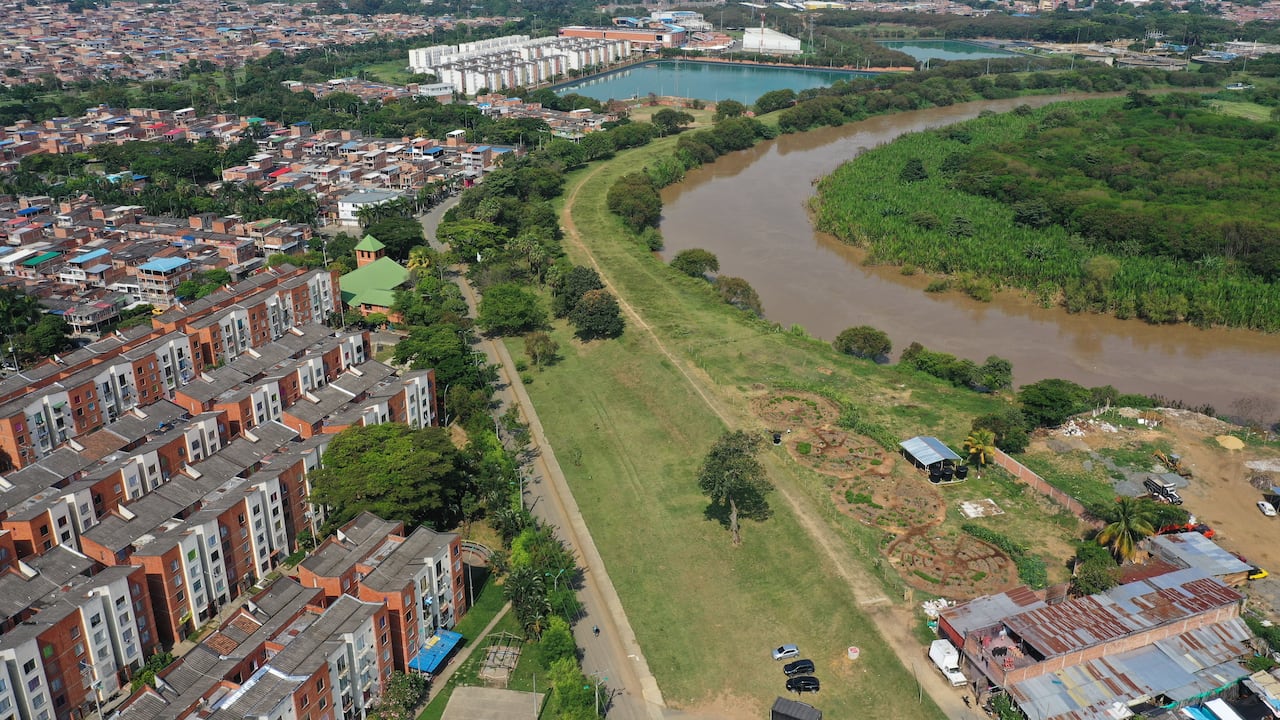 Esta es una de las panorámicas del jarillón del río Cauca que cruza la ciudad desde el extremo sur hasta el norte. La mayoría del afluente pasa muy cerca de viviendas ubicadas en el oriente de la ciudad y de algunas casas de invasión que poco a poco la Alcaldía ha ido retirando.