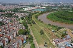 Esta es una de las panorámicas del jarillón del río Cauca que cruza la ciudad desde el extremo sur hasta el norte. La mayoría del afluente pasa muy cerca de viviendas ubicadas en el oriente de la ciudad y de algunas casas de invasión que poco a poco la Alcaldía ha ido retirando.