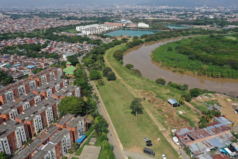 Esta es una de las panorámicas del jarillón del río Cauca que cruza la ciudad desde el extremo sur hasta el norte. La mayoría del afluente pasa muy cerca de viviendas ubicadas en el oriente de la ciudad y de algunas casas de invasión que poco a poco la Alcaldía ha ido retirando.
