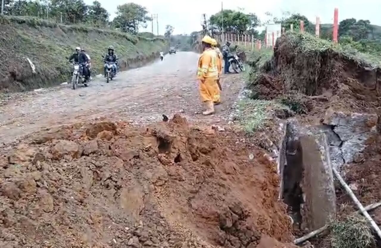 Una de las soluciones más urgentes es el fortalecimiento de la seguridad en las vías del Cauca. Esto implica aumentar la presencia de la fuerza pública en estos espacios y mejorar la coordinación entre las diferentes instituciones encargadas de garantizar la seguridad en esta zona de Colombia.