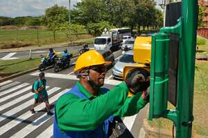 Sigue la instalación de semáforos inteligentes que regularán el flujo vehicular de manera autónoma, en el sur de la ciudad. Este sistema estará listo y funcionando en el mes de diciembre.