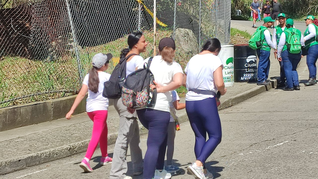 Con restricciones para la subida de menores de edad, mascotas y ciclistas avanza el operativo de jueves Santo en el ascenso al cerro de las tres cruces en Cali.