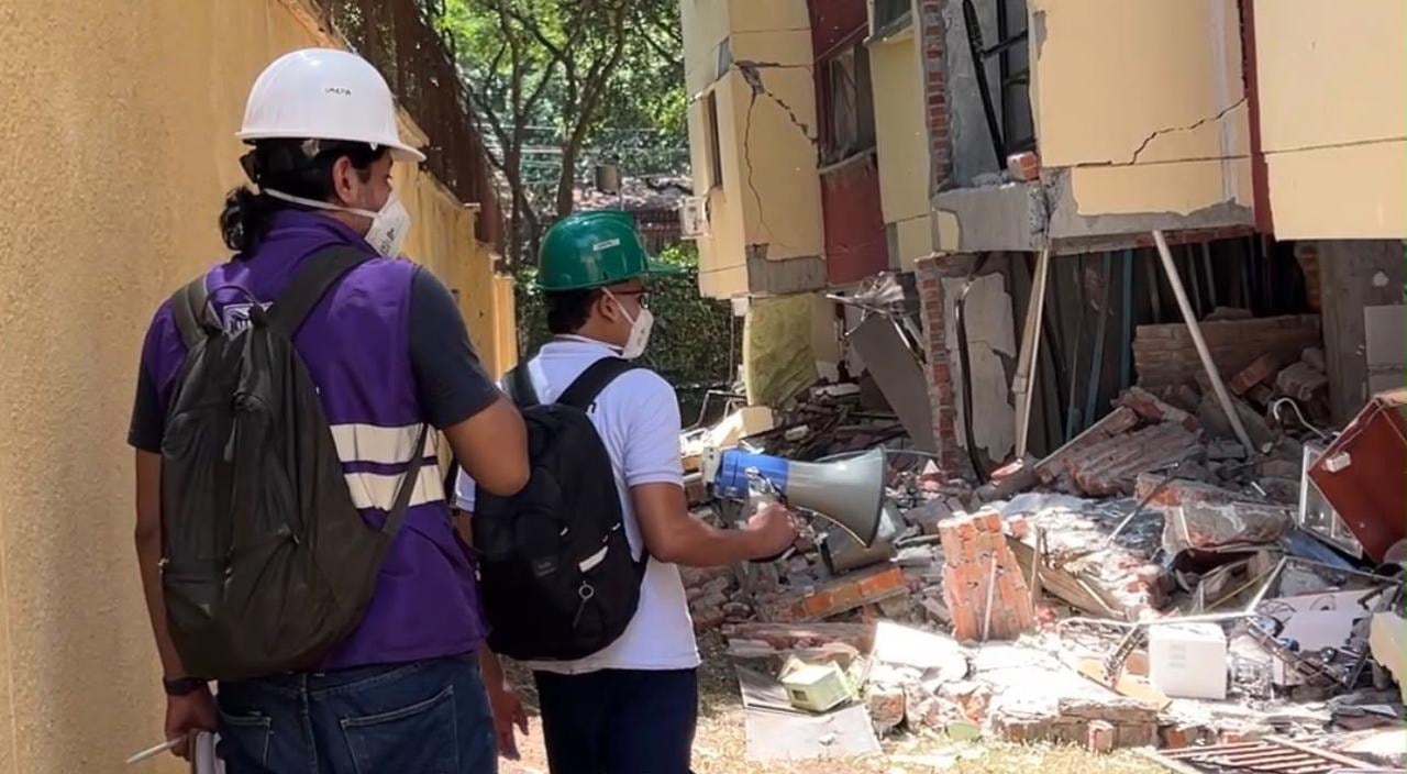 La maquinaria especializada ingresó a la Unidad Residencial Guadalupe para comenzar el proceso de demolición mecánica controlada.
