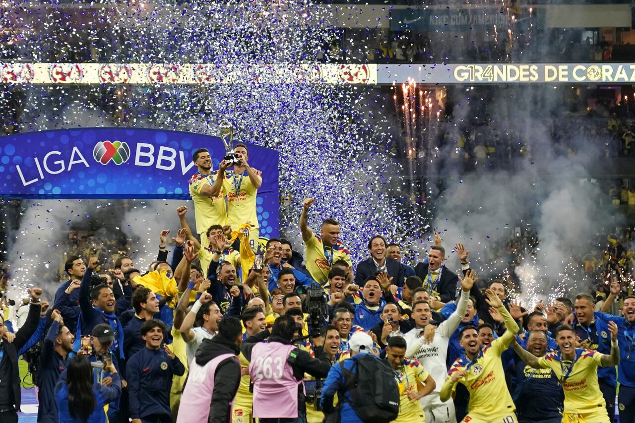 Los jugadores de América celebran con el trofeo después de derrotar a Tigres en el partido final de vuelta de la liga mexicana de fútbol en el estadio Azteca de la Ciudad de México, el domingo 17 de diciembre de 2023. América ganó 4-1 en el global. (Foto AP/Fernando Llano)