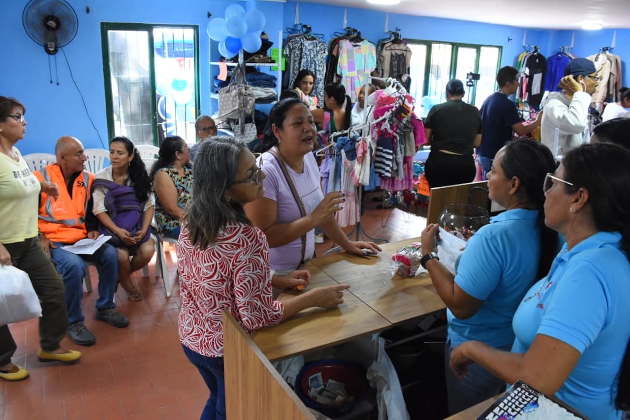 El modelo del Boomker se define como “cinco en uno”, al reunir en un solo lugar un comedor comunitario, un pulguero solidario de ropa y juguetes desde mil pesos, un expendio de productos Bimbo con descuentos del 80 %, un centro de acopio y distribución de ayudas ortopédicas, y un programa de entrega gratuita de medicamentos esenciales para quienes no pueden costearlos.