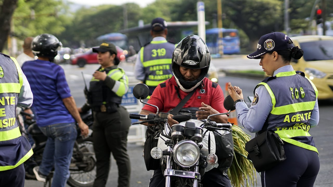 En temporada de fin de año habrá operativos contundentes, según Wilmer Tabares, secretario de Movilidad de Cali, detalló los planes de movilidad y operativos de control para la temporada de fin de año. Foto Jorge Orozco / El País.