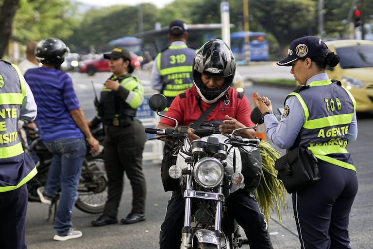 En temporada de fin de año habrá operativos contundentes, según Wilmer Tabares, secretario de Movilidad de Cali, detalló los planes de movilidad y operativos de control para la temporada de fin de año. Foto Jorge Orozco / El País.