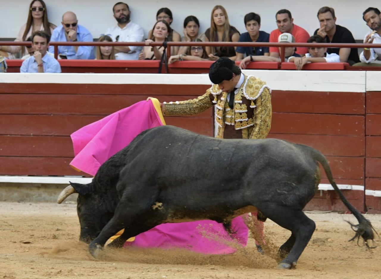 El venezolano Jesús Enrique Colombo, en un capotazo a toro de Salento, ganadería que envió bello e interesante encierro para la ultima de abono.