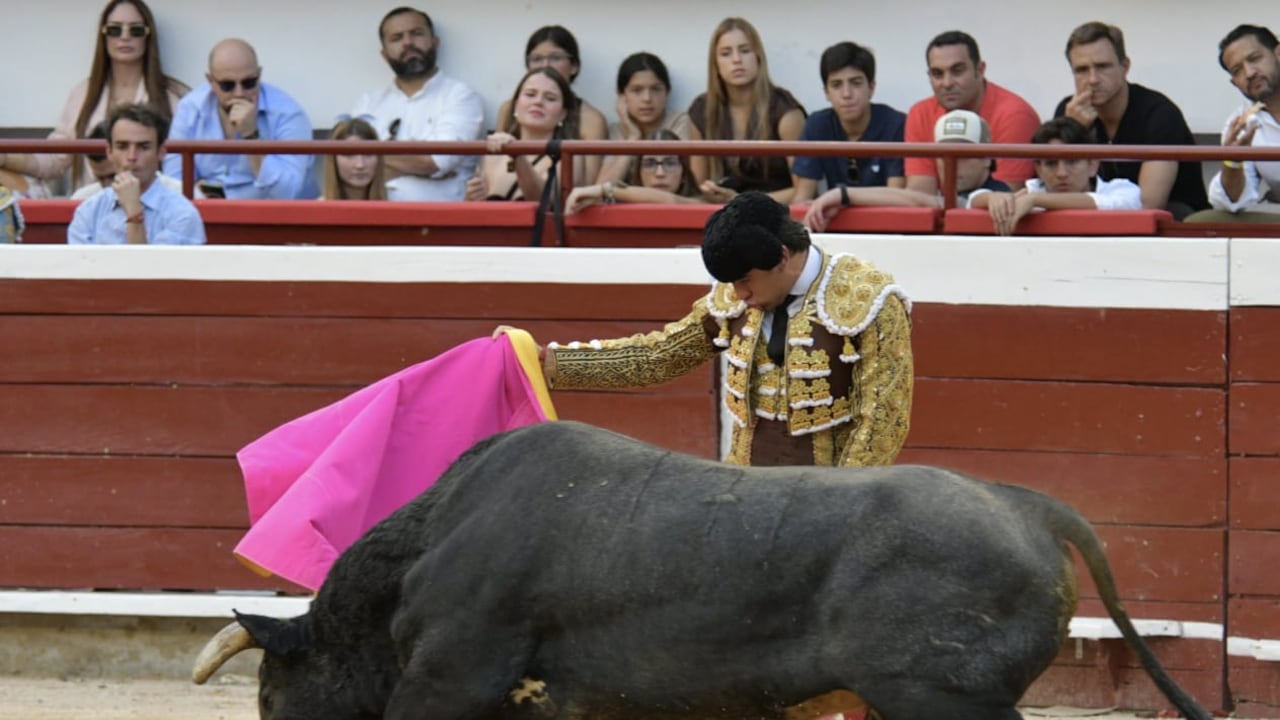 El venezolano Jesús Enrique Colombo, en un capotazo a toro de Salento, ganadería que envió bello e interesante encierro para la ultima de abono.
