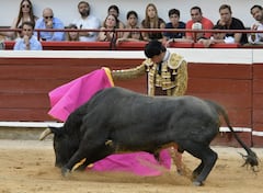 El venezolano Jesús Enrique Colombo, en un capotazo a toro de Salento, ganadería que envió bello e interesante encierro para la ultima de abono.
