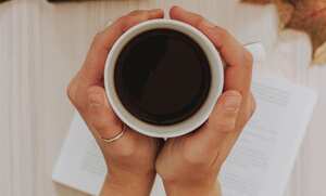 El consumo moderado de café puede reducir la mortalidad y el riesgo de enfermedades cardiovasculares, según estudios proporcionados por la asociación Actiage.