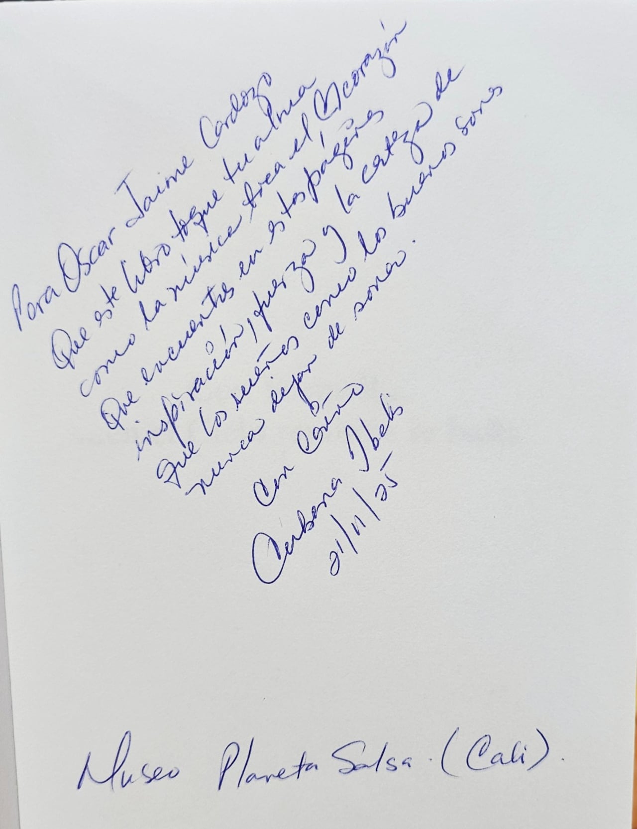 Cubana Ibelis le escribió una dedicatoria a Oscar Jaime Cardozo en su libro sobre Juan Formell.