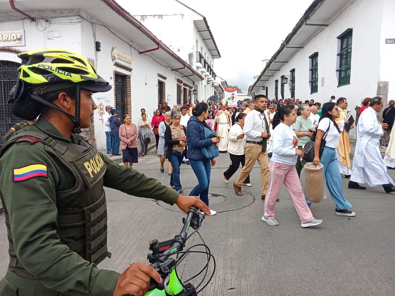 Las autoridades acompañaron el recorrido desde la iglesia San Francisco hasta la Catedral Nuestra Señora de la Asunción, donde se dio la misa de inicio del año del Jubileo 2025.