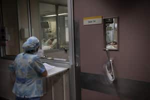 Una enfermera revisa reportes en una unidad de cuidados intensivos de Chile.