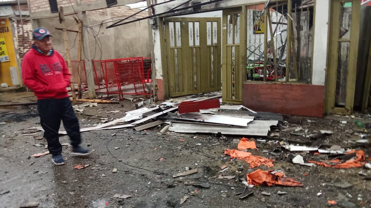 Los dos locales de Oswaldo Guzmán terminaron destruidos tras este nuevo ataque con explosivo en Morales, Cauca.