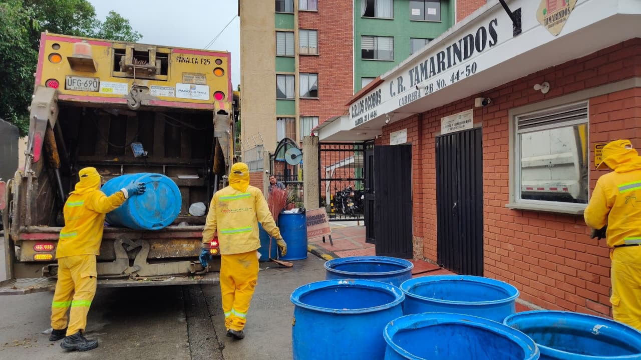 A pesar de que el gobierno nacional ha tomado la decisión de no renovar los contratos con las empresas privadas recolectoras de basuras, la administración municipal ha llegado a acuerdos con estas empresas para que sigan prestando el servicio por ahora. Estos operadores son
Promoambiental, Veolia, Ciudad Limpia, Promoambiental Valle