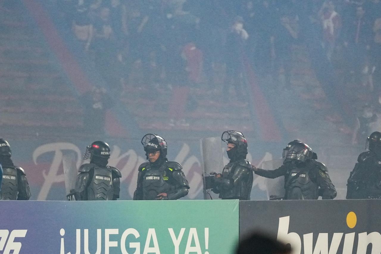 Unidades de la Policía Nacional intentan controlar la situación en el Estadio Atanasio Girardot.