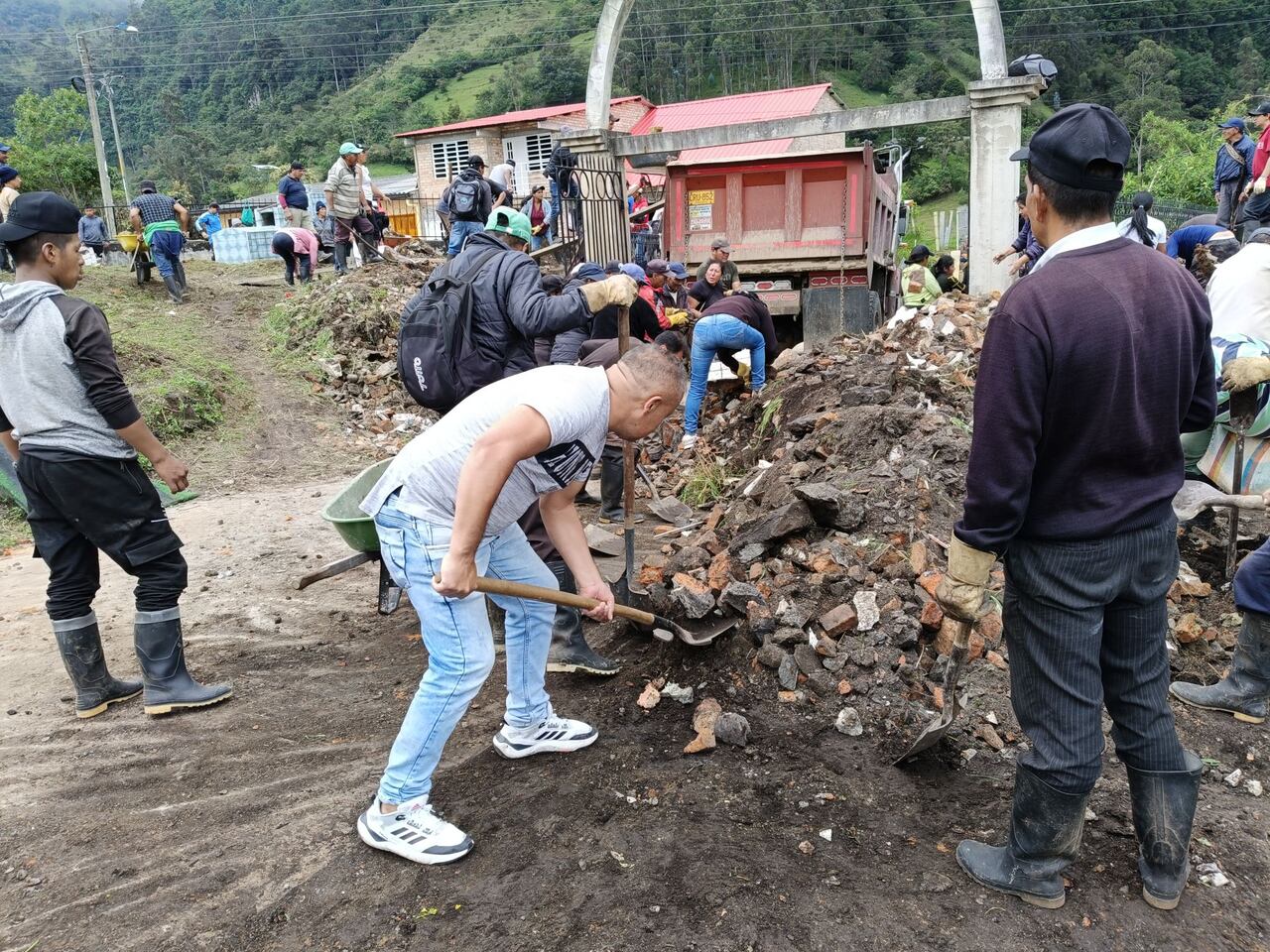 Este esfuerzo vecinal no solo buscó embellecer el cementerio, sino también fomentar el sentido de pertenencia y solidaridad entre los habitantes de este municipio.