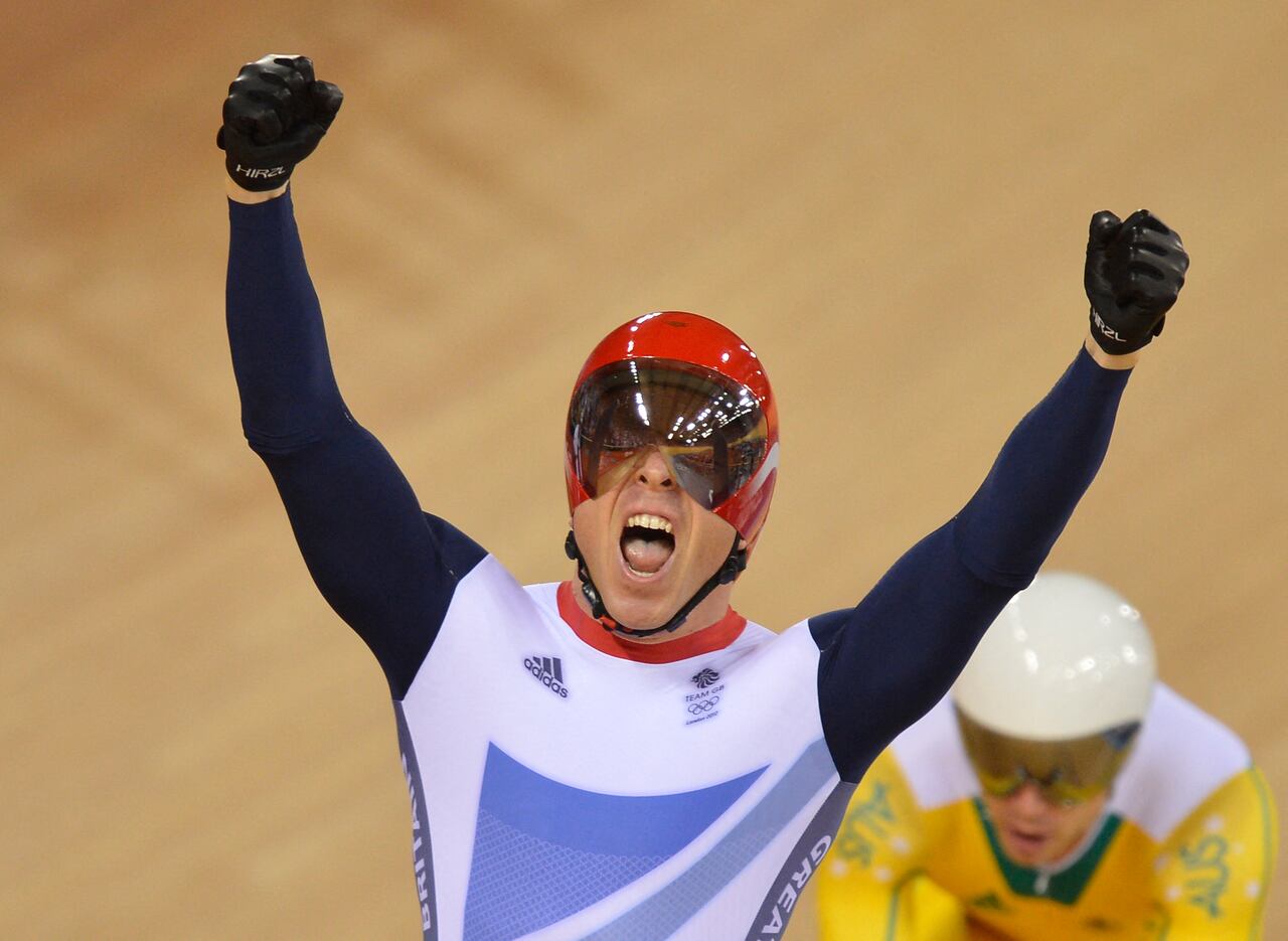 El ciclista Chris Hoy levantando los brazos en una de las competencias que ganó en su carrera deportiva.