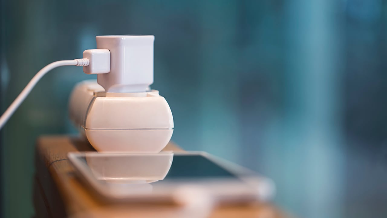 Explore los posibles riesgos de seguridad asociados con dejar el cargador conectado constantemente, y cómo desconectarlo cuando no está en uso puede mitigar el riesgo de sobrecalentamiento y cortocircuitos.