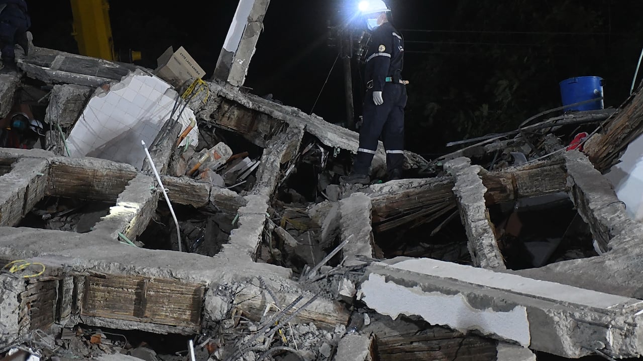 Cali: Luego de 72 horas del terremoto que afectó a la ciudad, el grupo de rescatistas y voluntarios continúa en su ardua labor durante día y noche, jornadas interminables con héroes invisibles que lo dan todo por rescatar con vida a los sobrevivientes