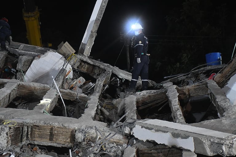 Cali: Luego de 72 horas del terremoto que afectó a la ciudad, el grupo de rescatistas y voluntarios continúa en su ardua labor durante día y noche, jornadas interminables con héroes invisibles que lo dan todo por rescatar con vida a los sobrevivientes