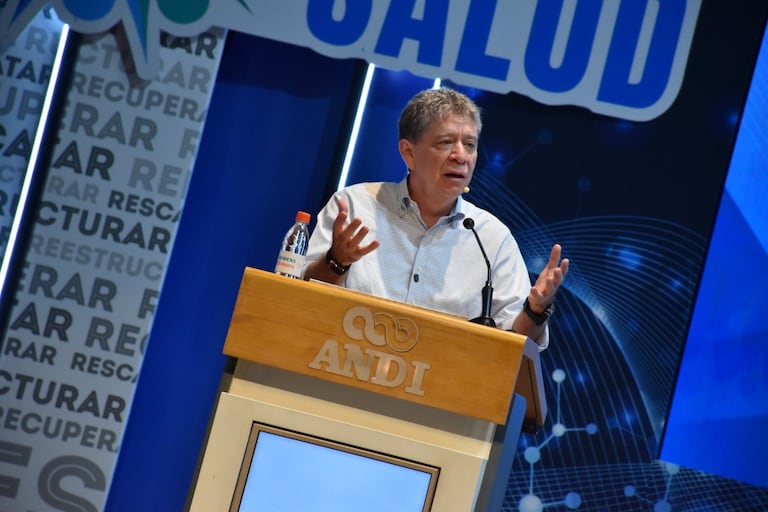 El Presidente de la Andi, Bruce MacMaster en la instalación del Foro de la Salud en Cartagena.