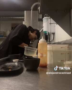 Alejandro Castro, colombiano que trabaja lavando platos en Canadá