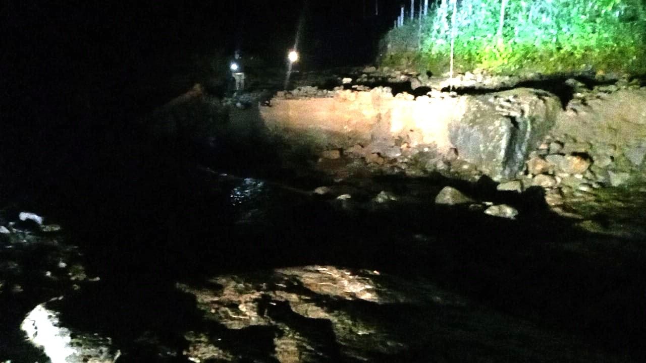 A esta hora se reporta de la mañana de este martes 27 de enero que la vía El Libertador, que conecta los departamentos del Huila y Cauca, se encuentra totalmente bloqueada, debido a la pérdida de un puente en el sector El Patico, entre Puerto Valencia y el municipio de La Plata (Huila), según el reporte de los transportadores.