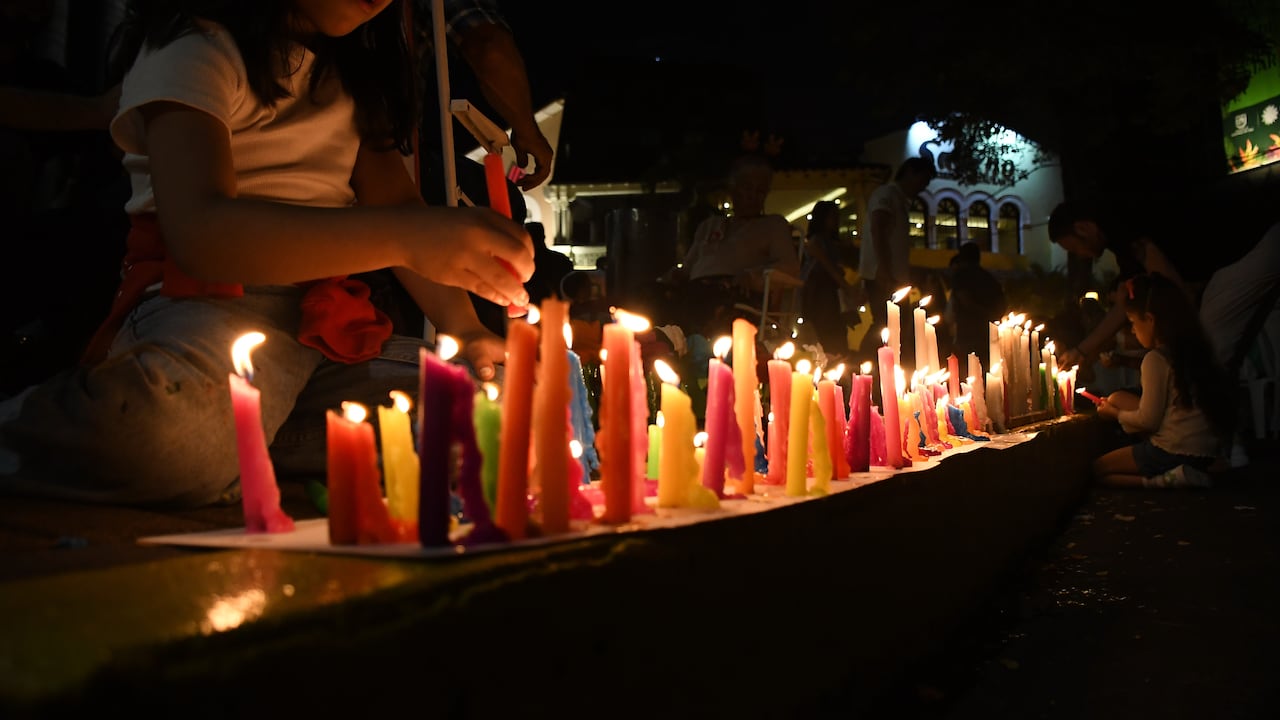 Cali: Familias unidas celebraron la noche de las velitas 7 de diciembre en Cali. foto José L Guzmán. El País