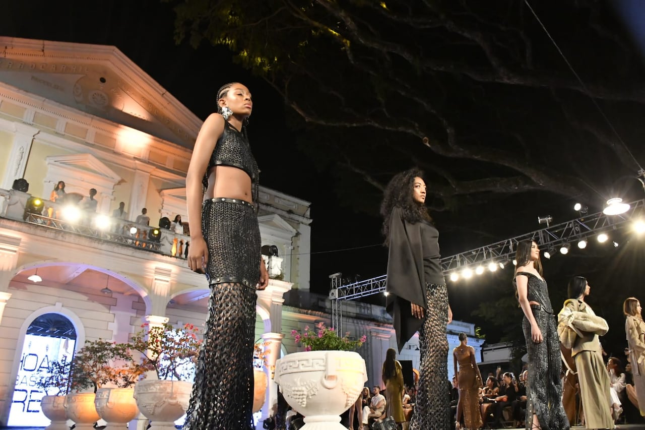 Las apuestas creativas de Grey incluyeron desde pantalones y sets ajustados en color negro, hasta sofisticados gabanes y trajes de sastre intervenidos con cuero.