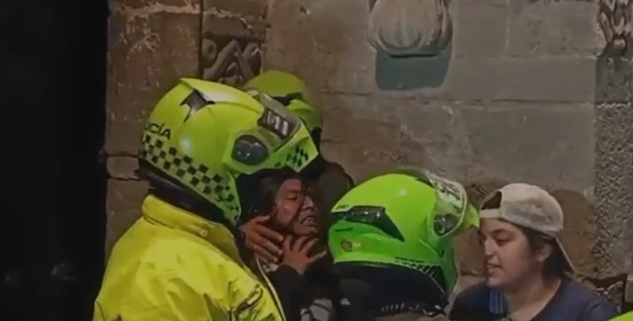 Un video que circula en redes sociales registra parte del operativo y captó el momento en que uno de los jóvenes manifiesta que presuntamente estaba siendo asfixiado mientras era reducido por los uniformados.