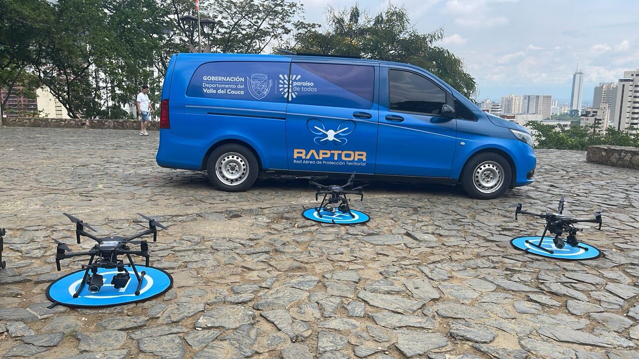 El vehículo está equipado con un sistema aéreo remotamente tripulado, dron, que cumple estrictamente con la normativa de la Aeronáutica Civil.