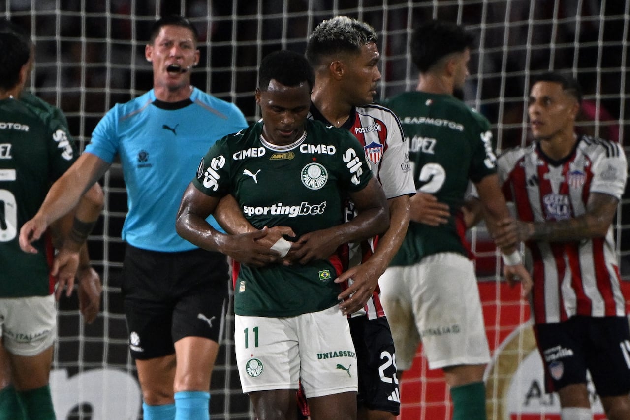 Jhon Arias siendo abrazado por Teófilo Gutiérrez en medio de un juego de Copa Libertadores 2026