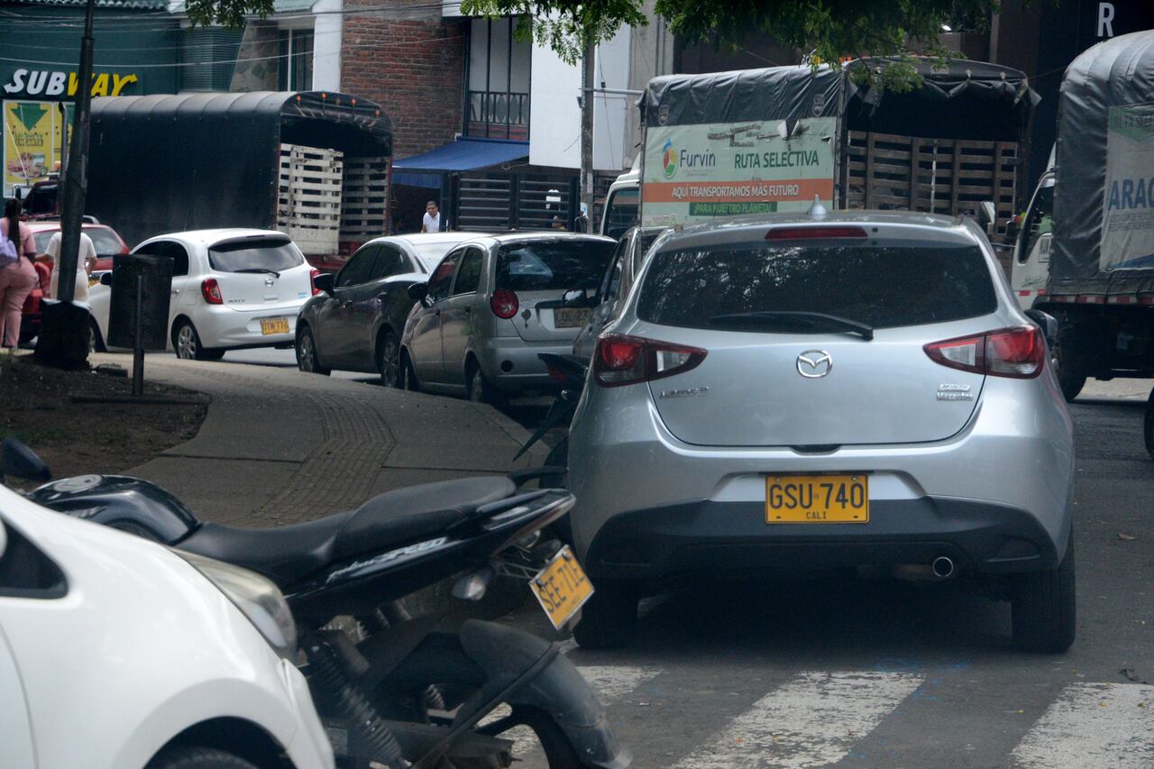 Cali: Pese haber retirado las materas aledañas al Parque del Perro, continúan parqueando vehículos y motos en el sector. foto José L Guzmán. El País