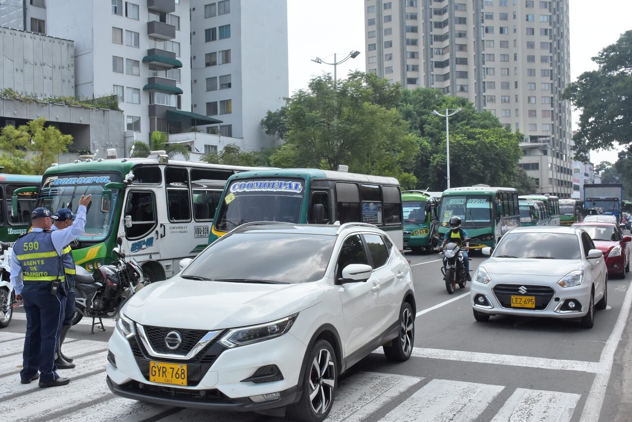 Transportadores de la Empresa Coomoepal levantaron el plantón que llevaban en el CAM, Tras diálogos con el Secretario de Movilidad, se llegó a un acuerdo de reunirse en la próxima semana en la Secretaría de Movilidad para encontrar una solución al Asunto.