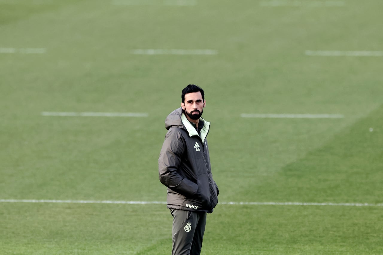 El nuevo entrenador del Real Madrid, Álvaro Arbeloa, dirige un entrenamiento en la Ciudad Deportiva Real Madrid en Valdebebas, a las afueras de Madrid, el 13 de enero de 2026. El Real Madrid nombró a Álvaro Arbeloa nuevo entrenador el 12 de enero de 2026 tras la salida de Xabi Alonso del club por mutuo acuerdo, un día después de que el equipo perdiera la final de la Supercopa de España contra el Barcelona, según informa AFP. (Foto de Oscar DEL POZO / AFP)