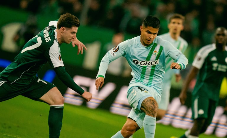 Juan Camilo 'Cucho' Hernández durante el partido contra Panathinaikos por la Europa League.