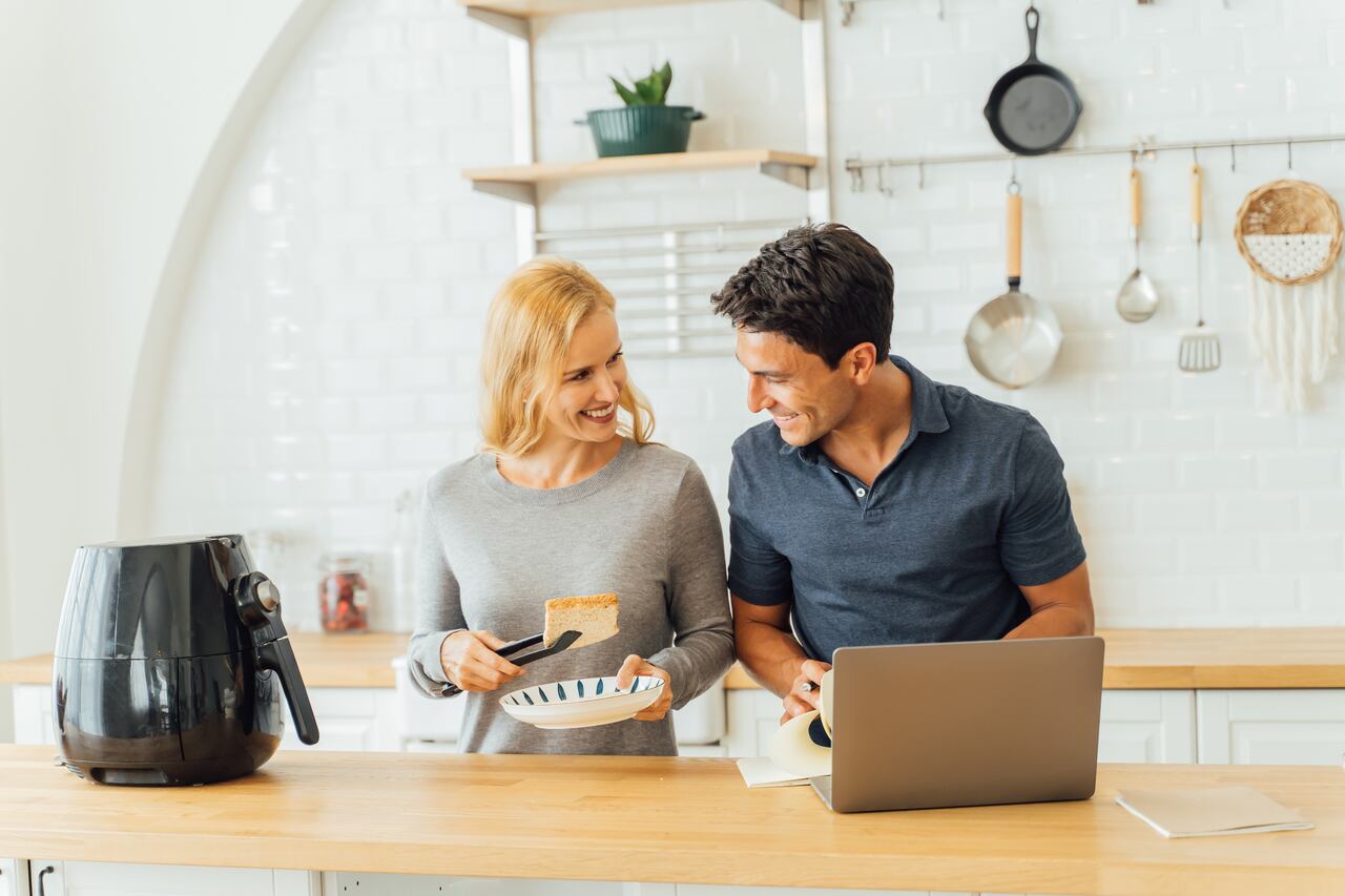 Prolongue la vida de su air fryer: aprenda a limpiarla correctamente y evita daños costosos.