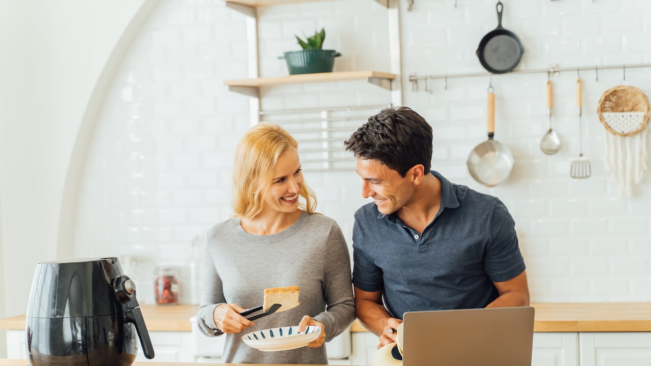 Prolongue la vida de su air fryer: aprenda a limpiarla correctamente y evita daños costosos.